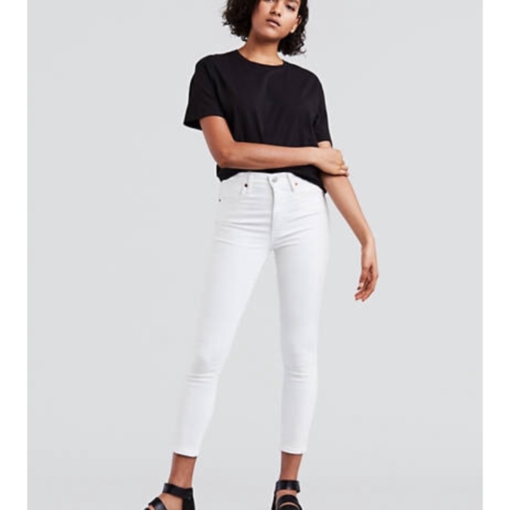 White Levi’s jeans